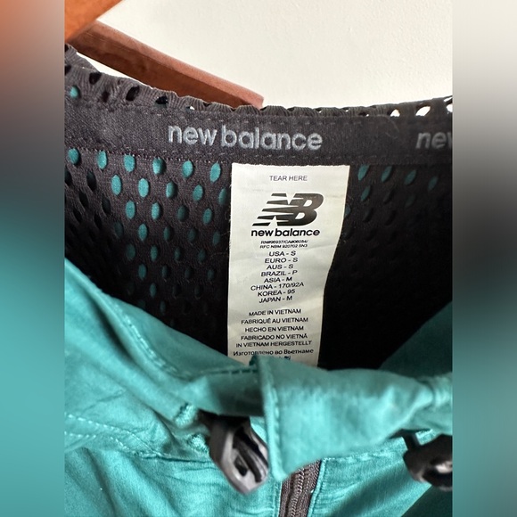 New Balance R.W.T. Lightweight Windbreaker Jacket Small Green - Picture 3 of 6